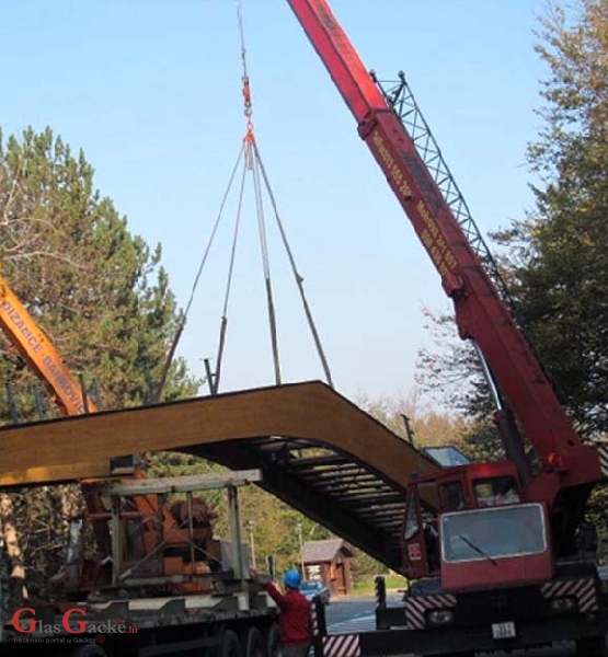 Na Plitvičkim jezerima se danas postavlja i drugi most za pješake