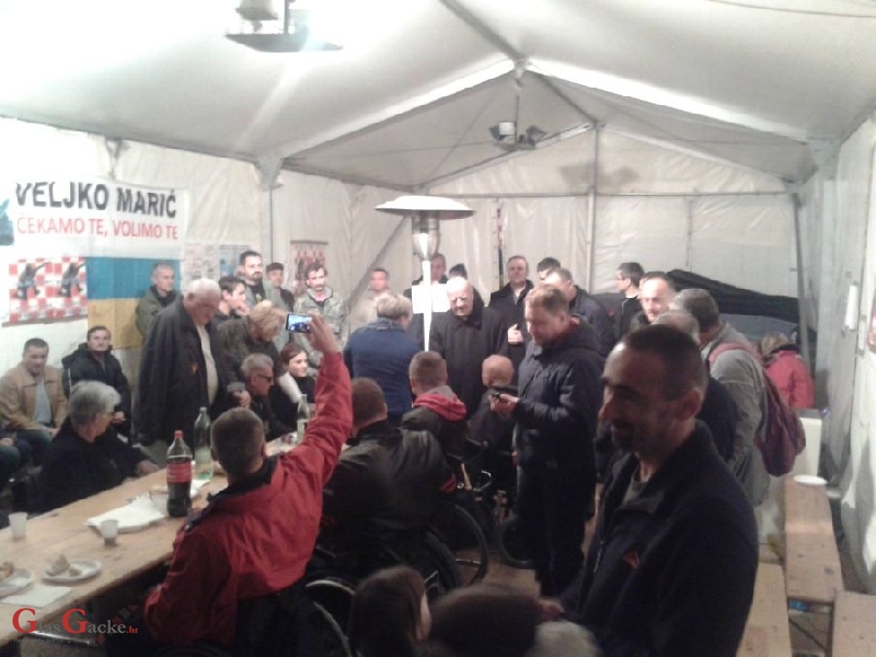 Biskup Ratko Perić pohodio branitelje koji prosvjeduju u Zagrebu 