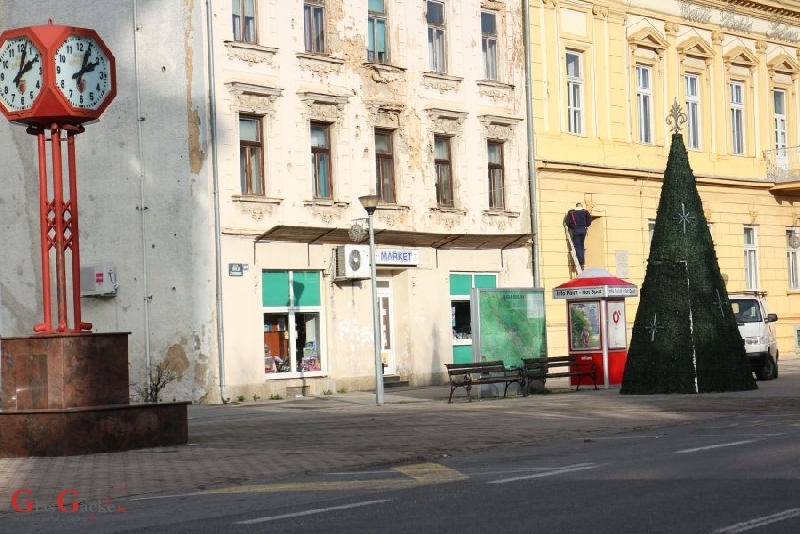 Počelo božićno ukrašavanje Otočca 