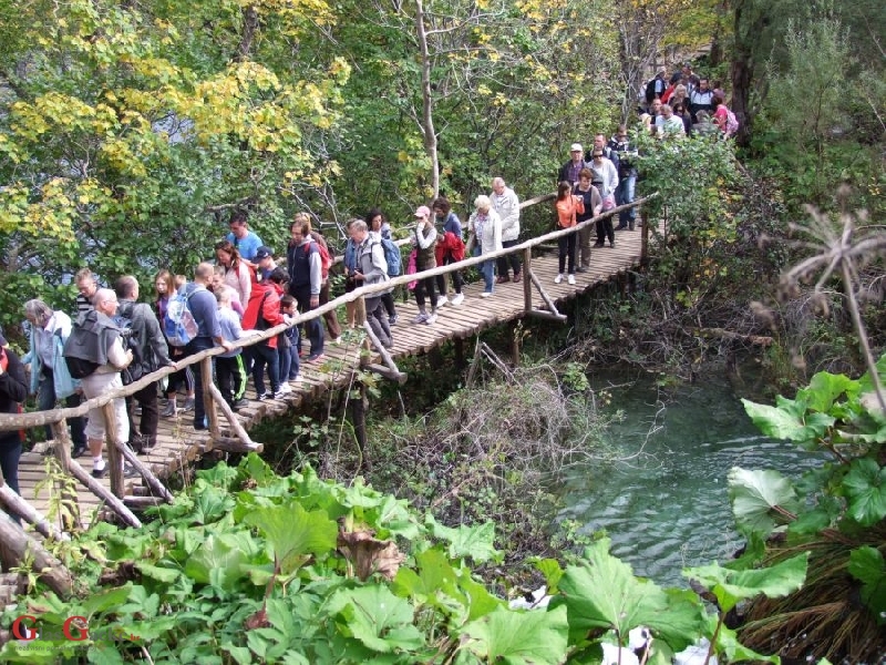 Kolone ljudi danas u NP Plitvička jezera 