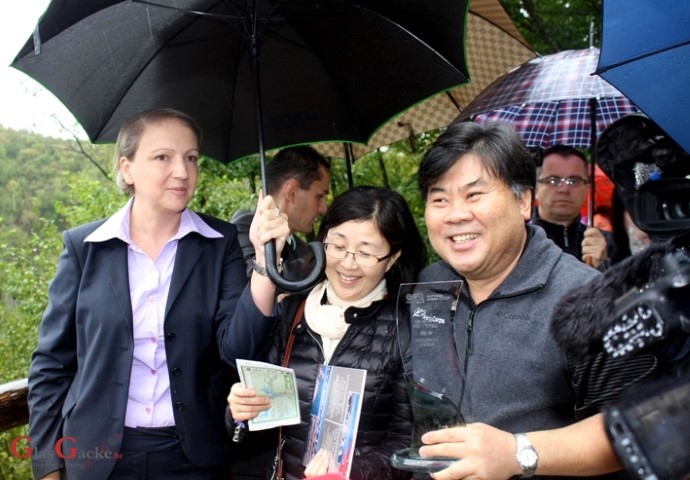 Myung Ken Lee - milijuntni posjetitelj Plitvičkih jezera Myung Ken Lee - milijuntni posjetitelj Plitvičkih jezera