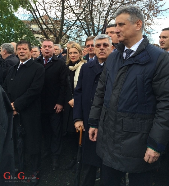 Župan Kolić i zamjenica Tomaš u Koloni sjećanja u Vukovaru Župan Kolić i zamjenica Tomaš u Koloni sjećanja u Vukovaru