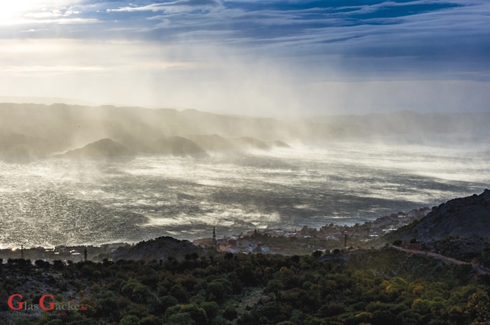 Bura zaustavila promet