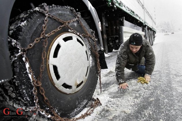 I centimetar snijega na cesti teretnim vozilima može biti problem