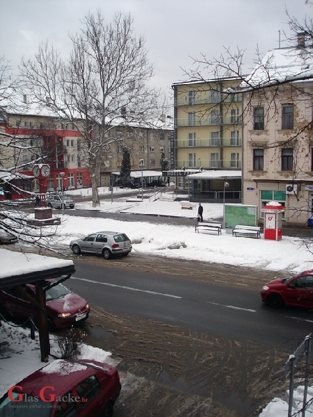 Dok drugi guštaju u medijskoj pozornosti, u Gackoj snijega nema pa nema