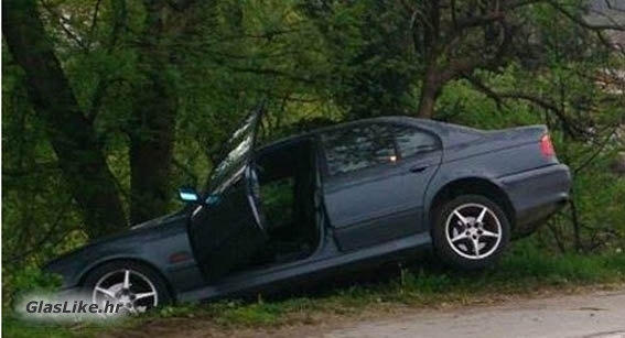 Automobilom u drvo