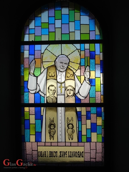 Novi vitraji na crkvi Presvetog Trojstva!