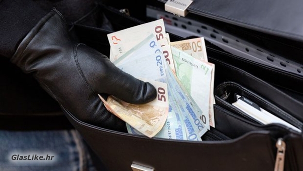Ukralo kasu s novcem
