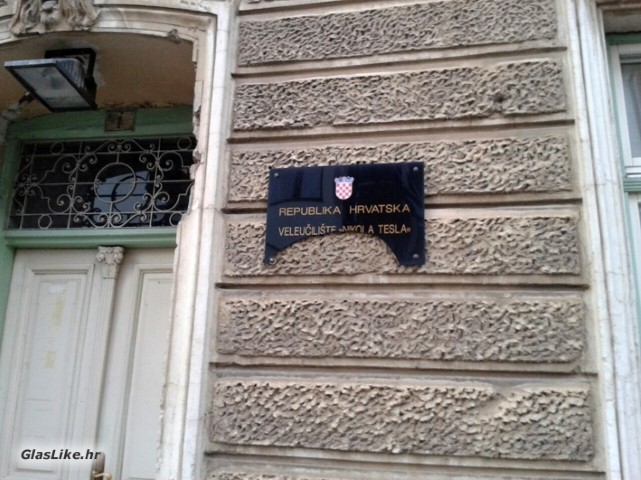 Razbijena natpisna ploča Veleučilišta