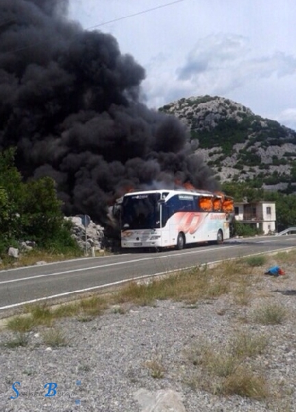 Kod Prizne izgorio autobus