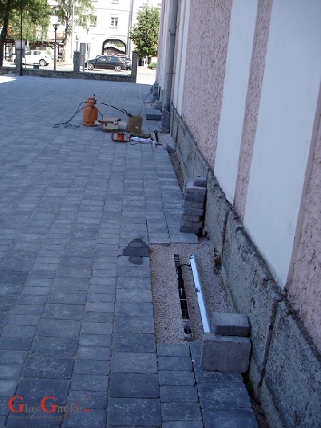 Radovi na uređenju okoliša crkve uglavnom teku