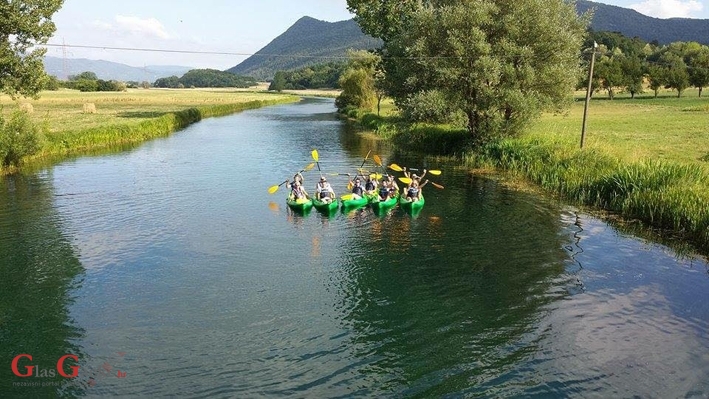 Kako mladost uživa na kajacima na Gacki