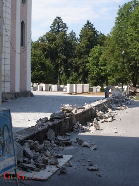 Uklanja se višak ograde ispred crkve Presveta Trojstva u Otočcu