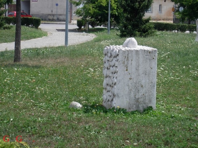 Ponovo oštećena skulptura na Trgu 133. Otočke brigade