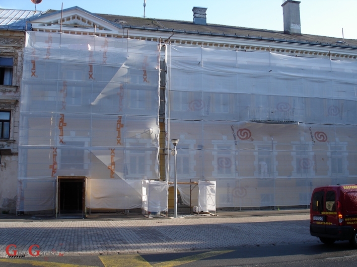 Obnova fasade zgrade usred Otočca pred završetkom