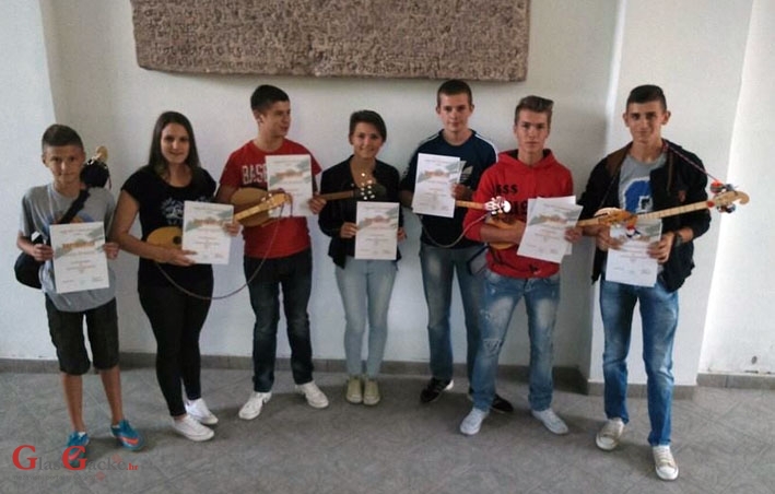 Mladi Kuterevci (na)učili svirati dangubicu Mladi Kuterevci (na)učili svirati dangubicu