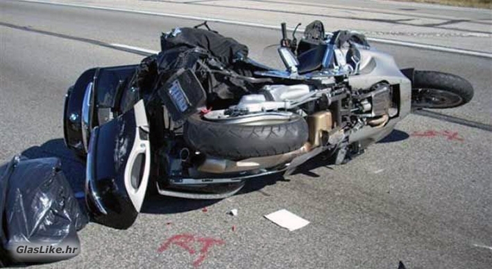 U Maloj Crniki sudar automobila i motora