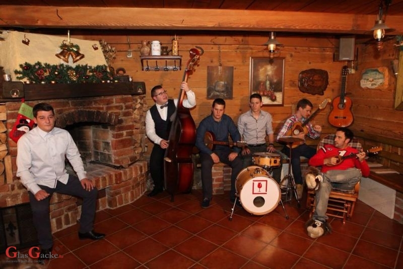 Razbijači čaša – Osam sobova