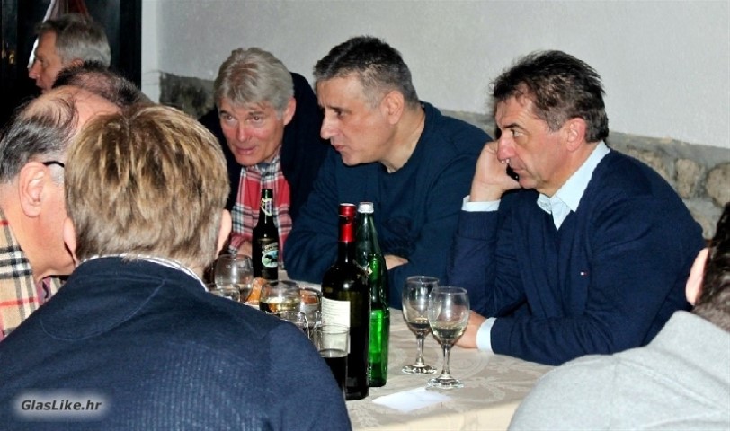 Evo s kim Karamarko uz lički kupus i kobasice kuje izborne planove