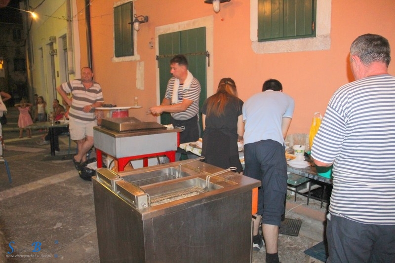 Senjani iz "svita" na trgu Dvorac