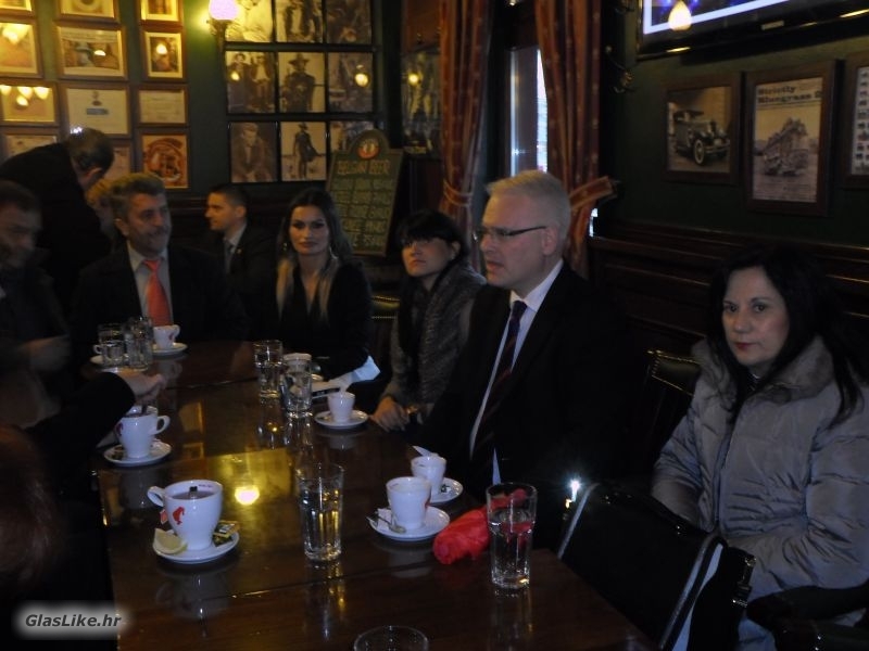 Josipović u Gospiću na kavi s građanima