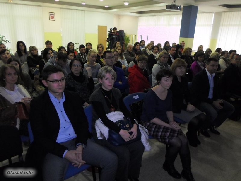 Za gospićke učenike s teškoćama 18 asistenata u nastavi
