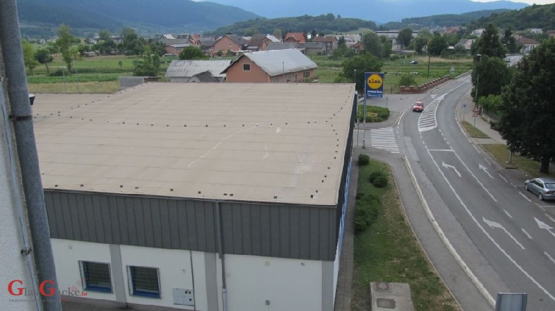 Noću se sanira krov Lidlove trgovine 