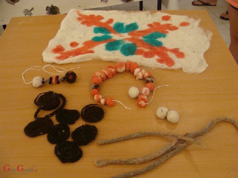 Veliki interes djece  za  radionicu izrade Japodskog nakita od vune