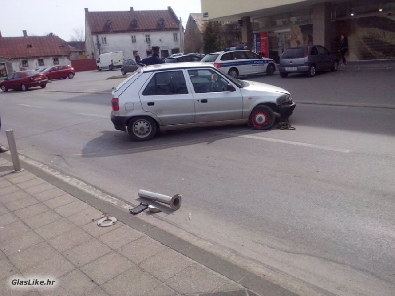 Škodom "najašio" na zaštitni stupić