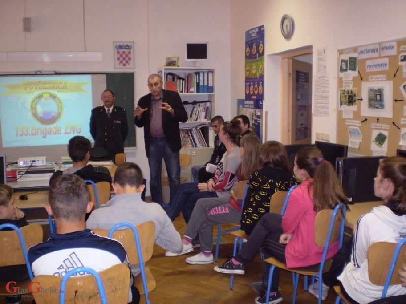 O Domovinskom ratu učenici u Brinju slušali od ratnih zapovjednika i časnika