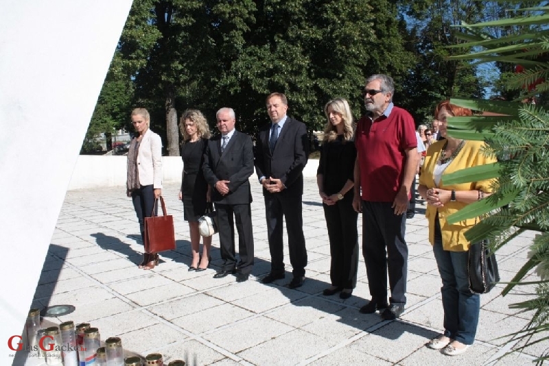 Vijenac i svijeće GO HDZ Otočac u povodu Dana državnosti