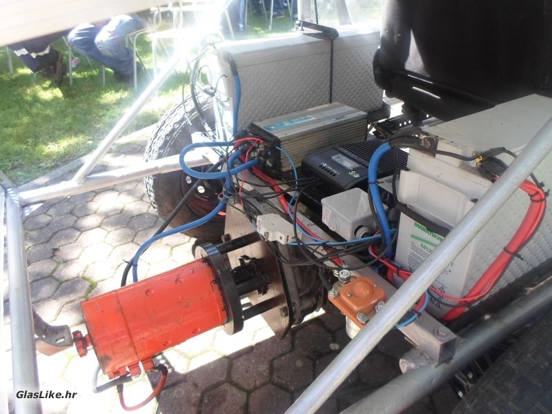 Prezentiran solarni električni automobil gospićkih srednjoškolaca