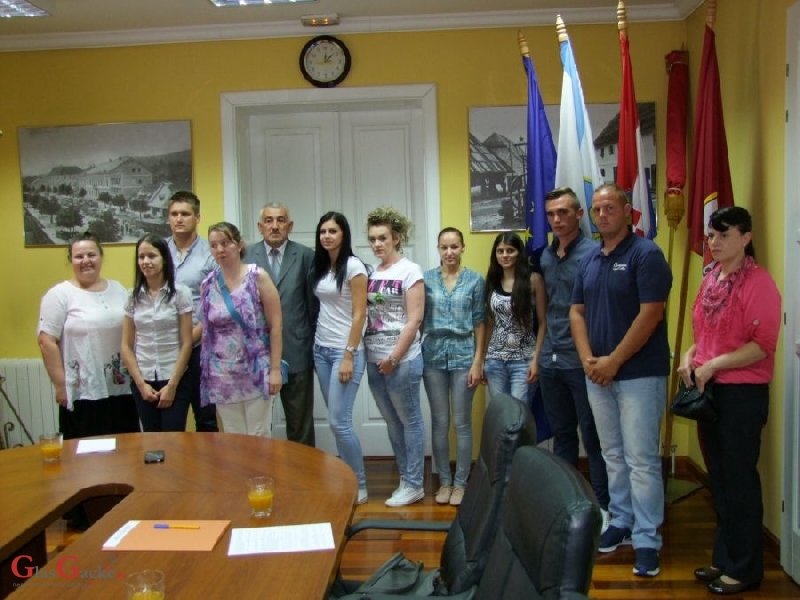 Gradonačelnik Kostelac potpisao ugovore s 12 pripravnika