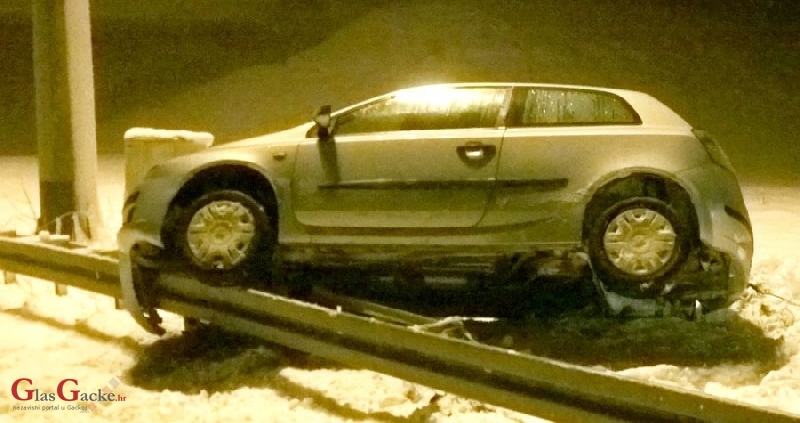 Fiat Stilom zajašio zaštitnu ogradu