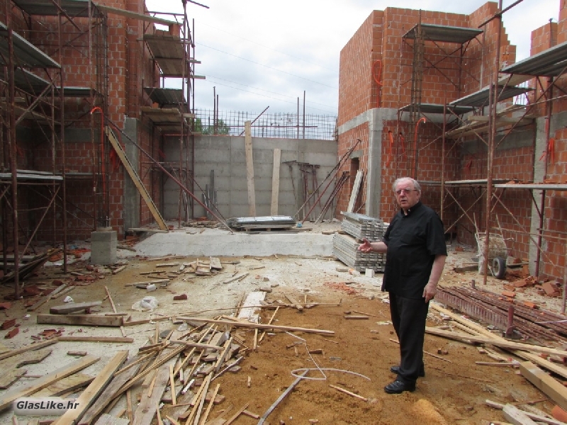 Napreduje gradnja crkve sv. Ivana Pavla II. u Donjem Lapcu 