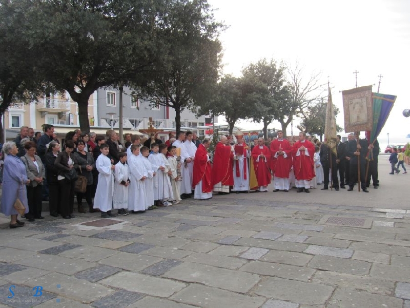 Biskup Komarica u procesiji ulicama grada Senja 