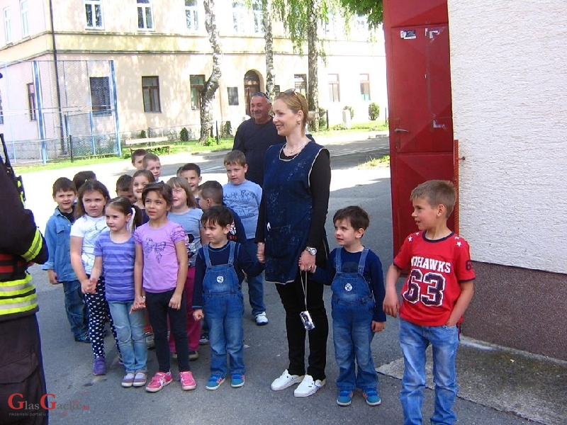Dječji vrtić "Tratinčica" iz Brinja u pohodu vatrogascima 