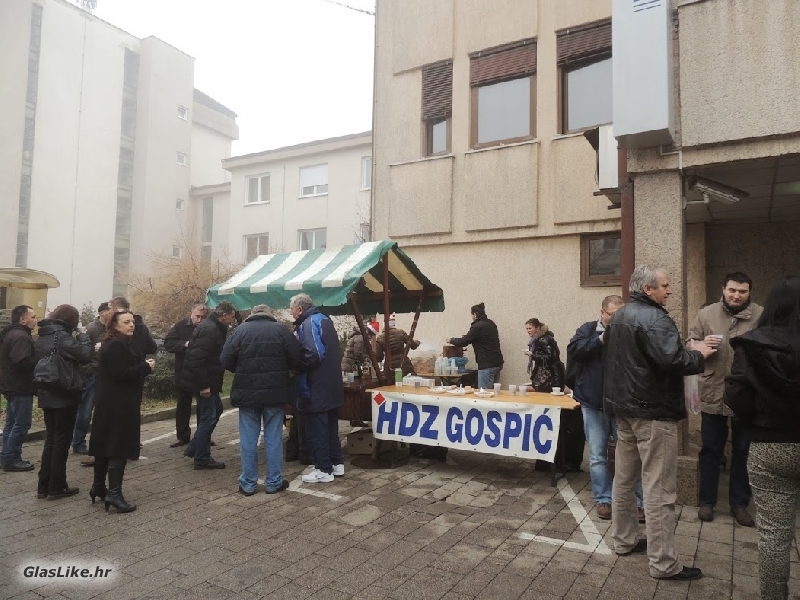 Sutra tradicionalno druženje HDZ-a s građanima u Gospiću Sutra tradicionalno druženje HDZ-a s građanima u Gospiću
