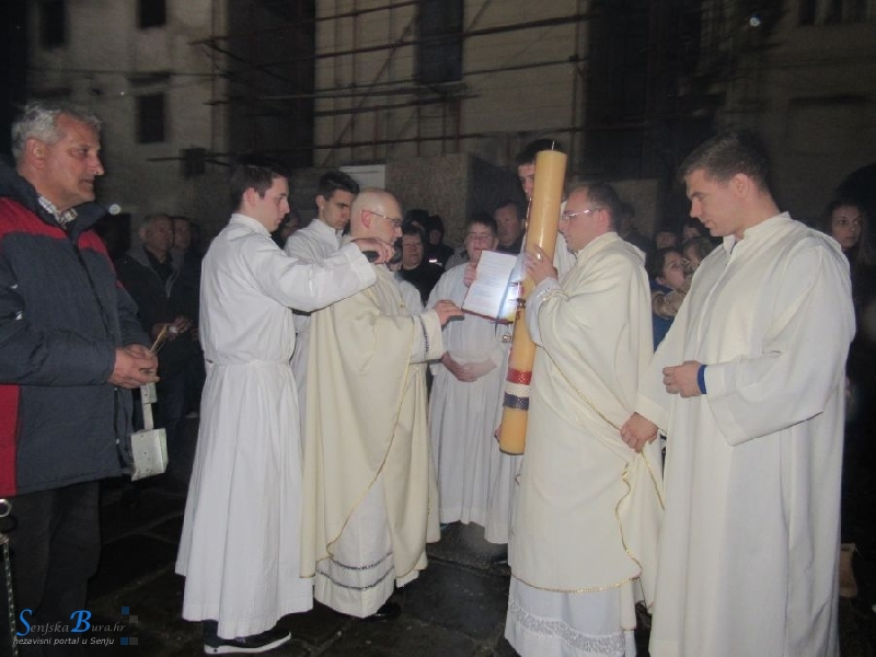 Velika subota -Vazmeno bdijenje u Senjskoj katedrali Uznesenja BDM