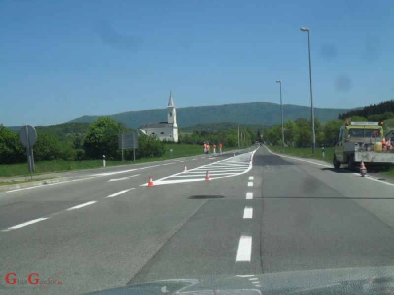 Postavljanje horizontalne signalizacije u Brinju Postavljanje horizontalne signalizacije u Brinju