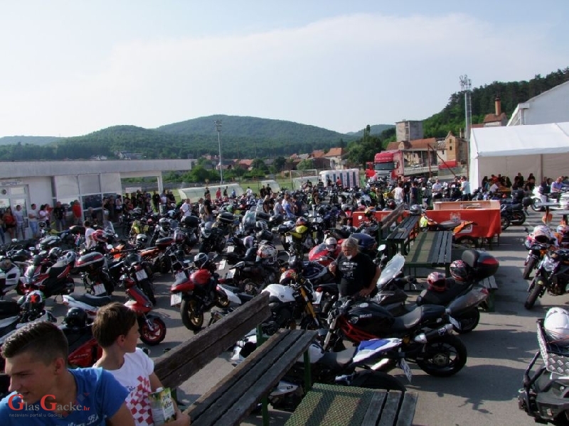 Na motorijadi u Otočcu 200-tinjak motora