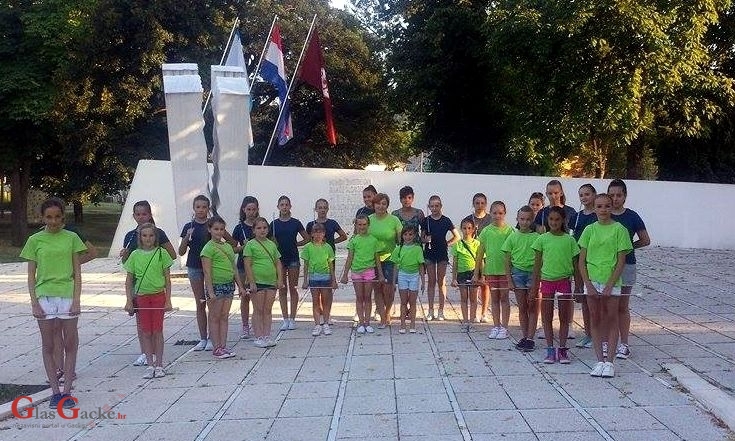 Mažoretkinje „Gačanke“ defilirale Otočcem 