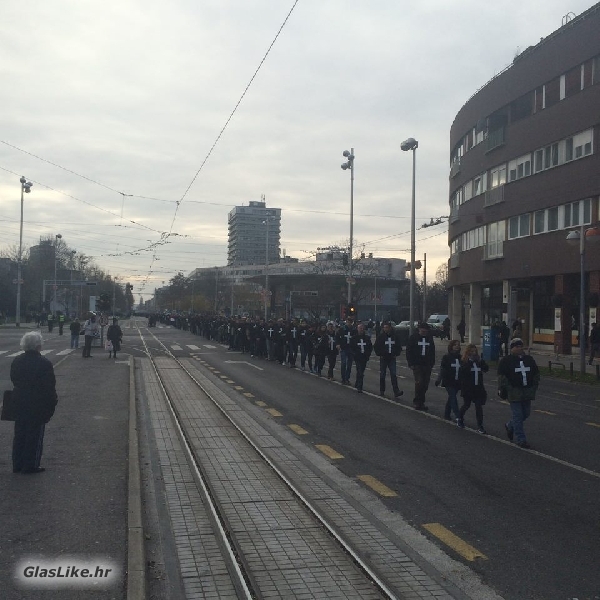 Branitelji iz Like u Zagrebu u koloni "Jedan križ, jedan život"