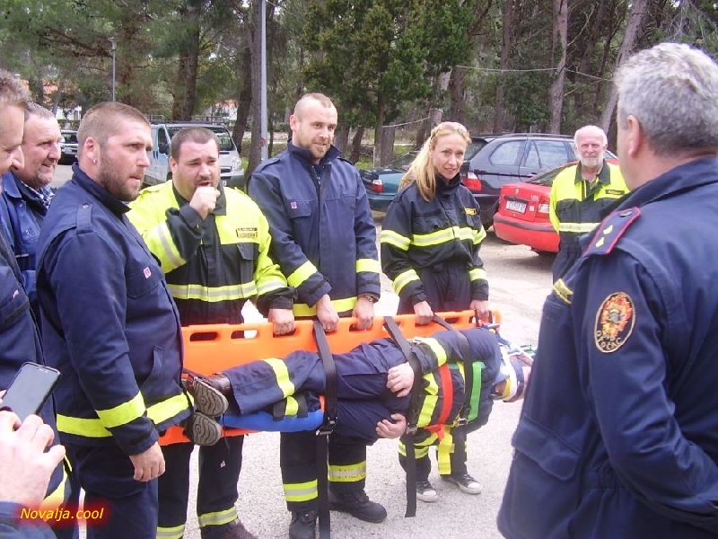 U Novalji osposobljeno 26 vatrogasnih bolničara 