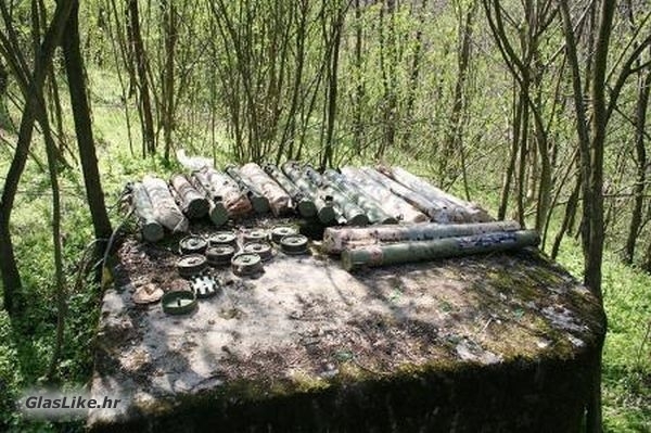 U dvorištu u Medku pronađeno oružje 