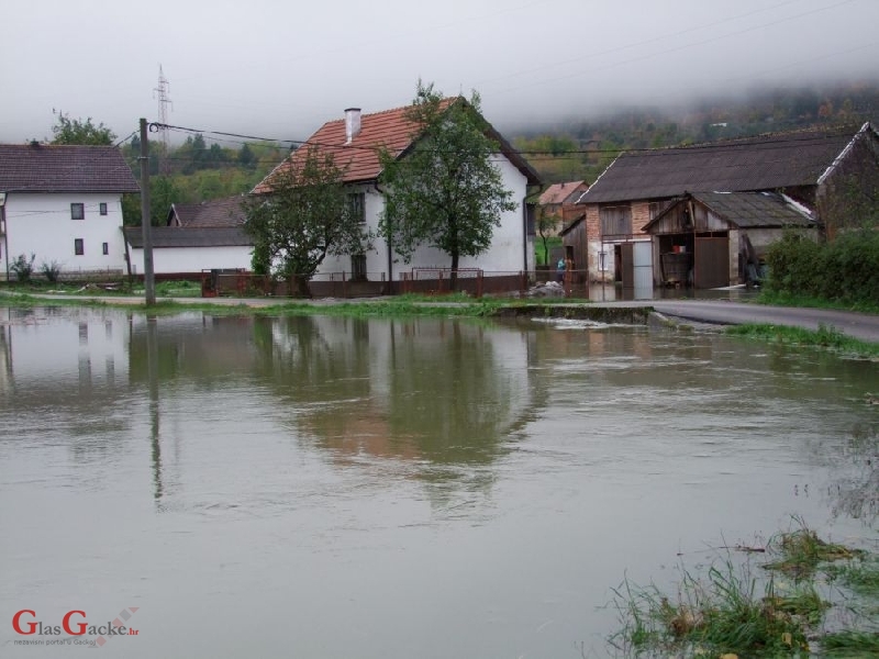 Krakovac u Ličkom Lešću pod vodom 