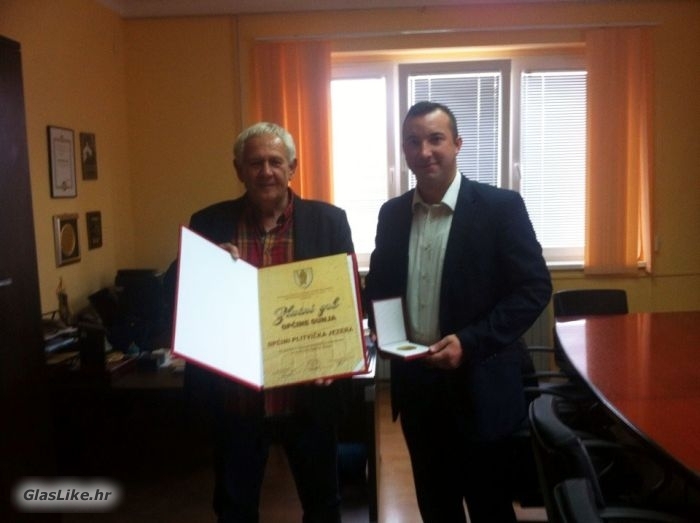 Općina Gunja dodjelila Općini Plitvička jezera zlatnu plaketu za pomoć prilikom poplava