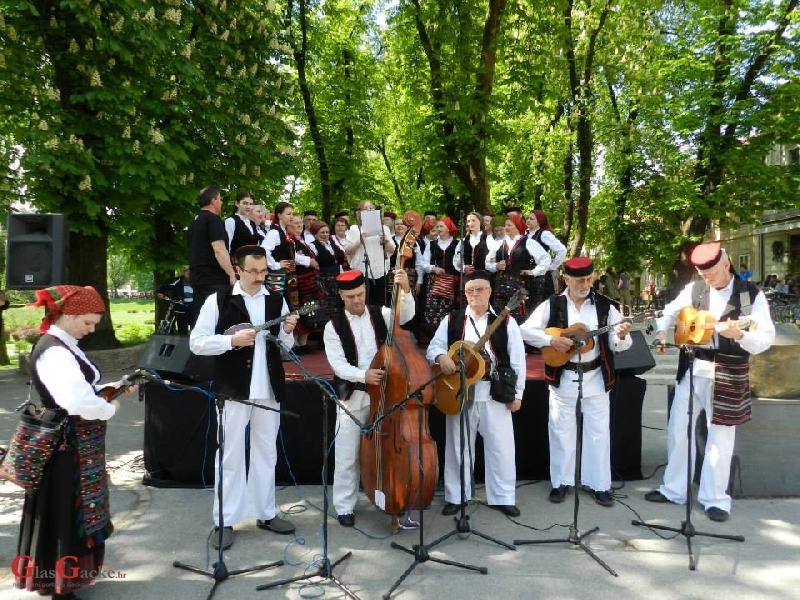 KUD „Lipa“ Sinac na proljetnim promenadama u Karlovcu