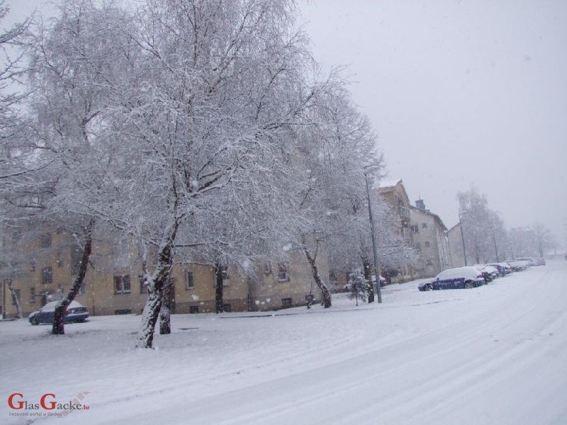 U Otočcu nove pahulje snijega 