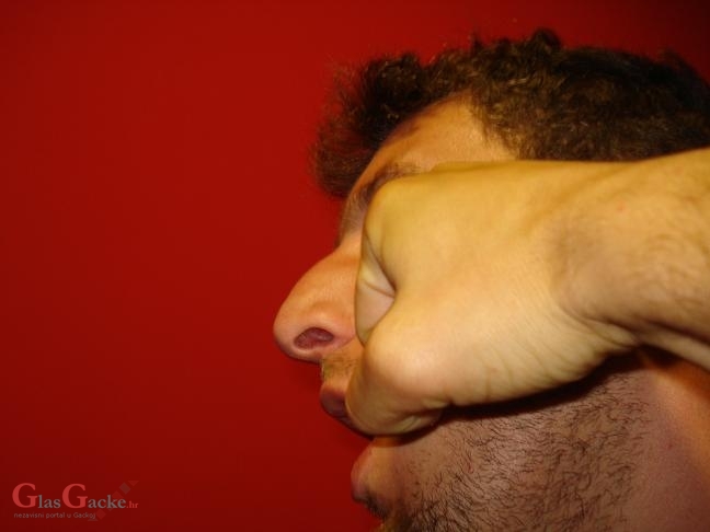 Šakom u glavom, pa iz puške ispalio hitac u zrak 